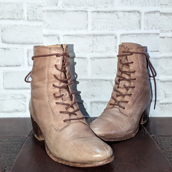 Frye Courtney Tan Brown Antique Style Lace Up Boots size 7 - Picture 9 of 14
